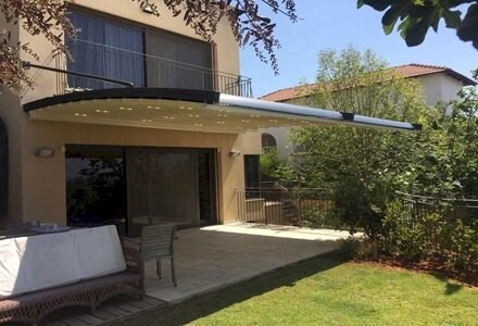 פרגולות אלומיניום מעוצבות: הטרנד החדש בעיצוב המרפסת